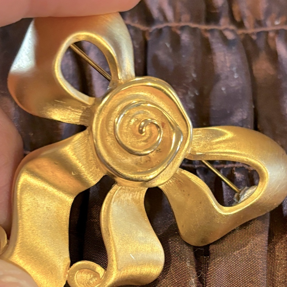 Vtg Givenchy Ribbon/ Bow Gold Brooch🎀